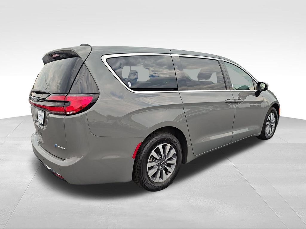 Used 2023 Chrysler Pacifica Touring-L FWD image 5
