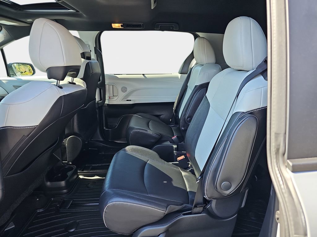 Used 2025 Toyota Sienna XSE AWD/4WD image 18