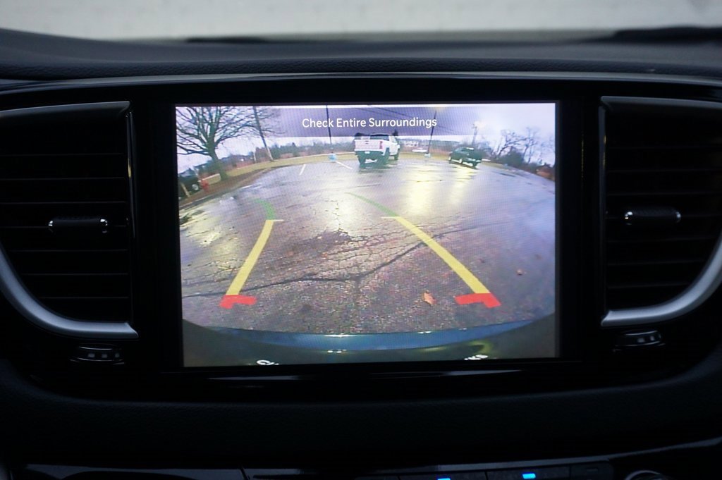 Used 2024 Chrysler Pacifica Touring-L image 19