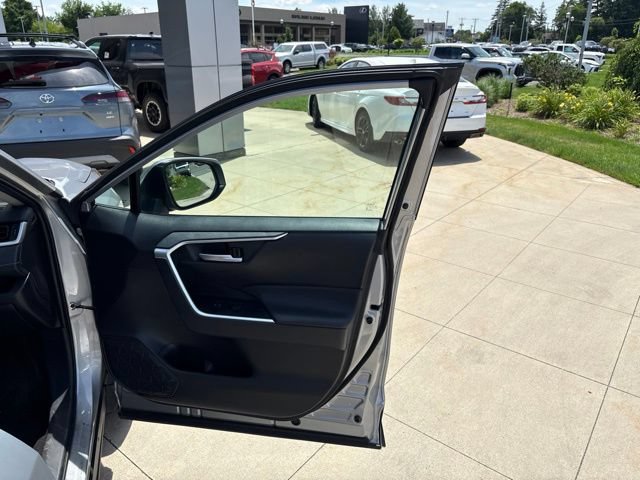 Used 2025 Toyota RAV4 XLE AWD/4WD image 31