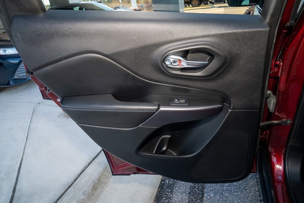 Used 2019 Jeep Cherokee Latitude Plus w/ Comfort/Convenience Group image 9