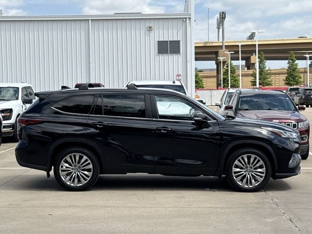 Used 2024 Toyota Highlander Platinum AWD/4WD image 3