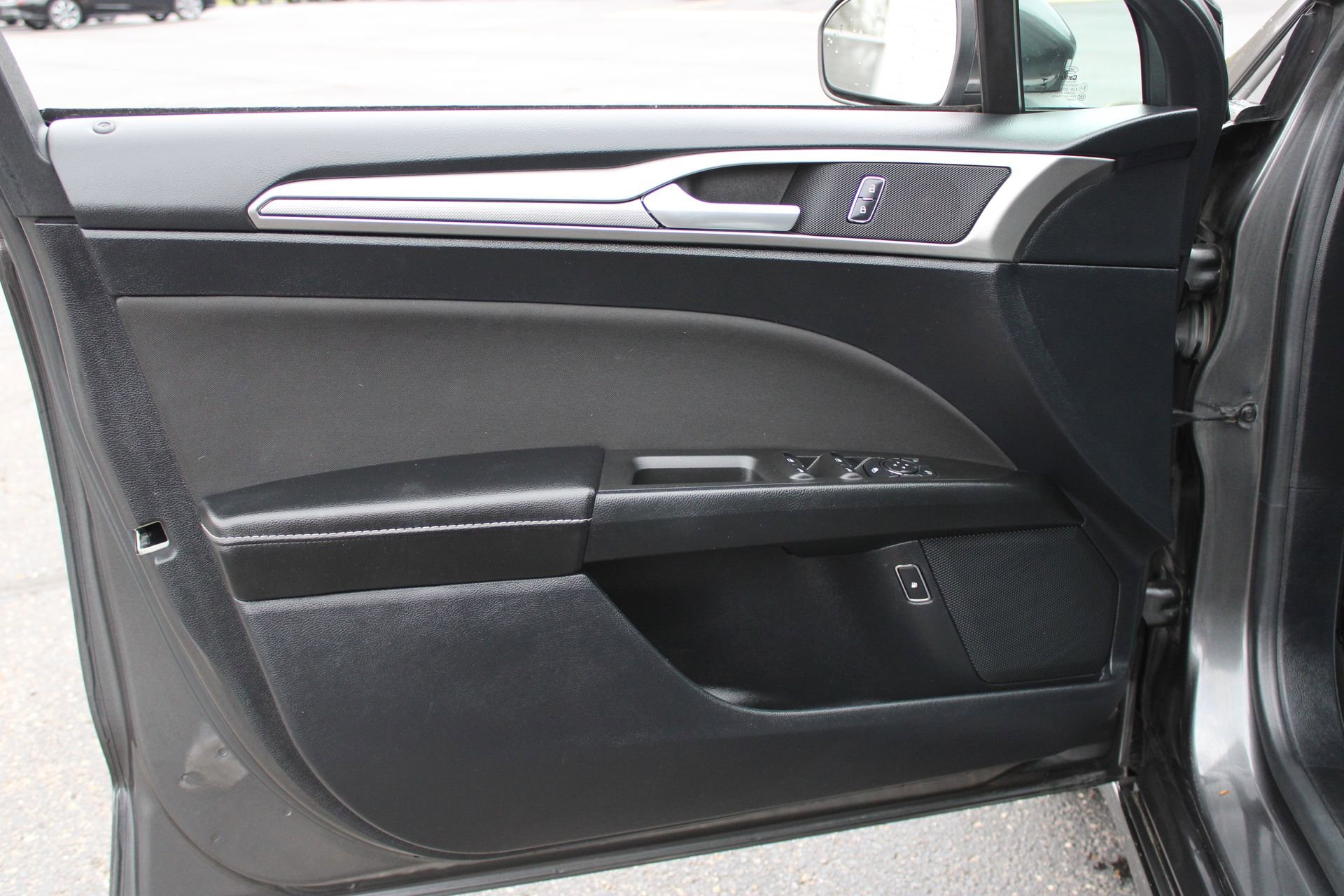 Used 2020 Ford Fusion SE image 12