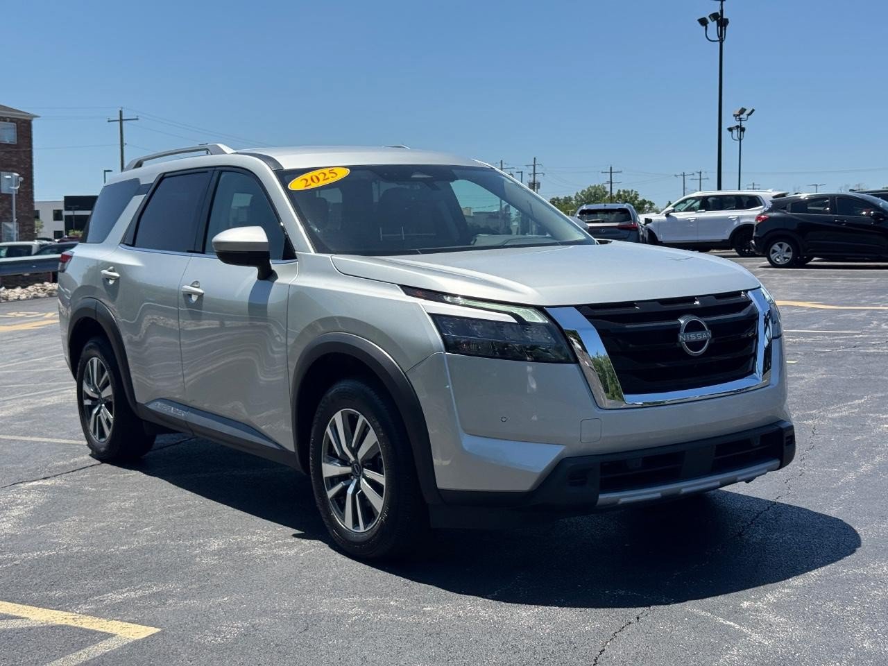 Used 2025 Nissan Pathfinder SL FWD image 2
