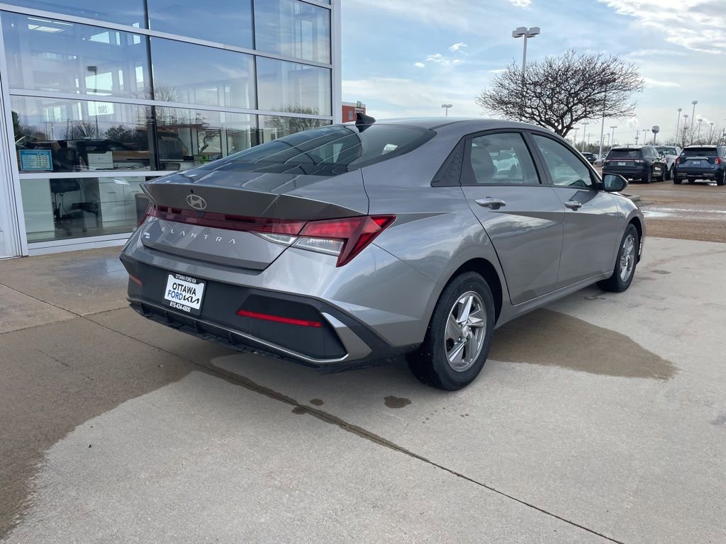 Used 2025 Hyundai Elantra SE FWD image 5