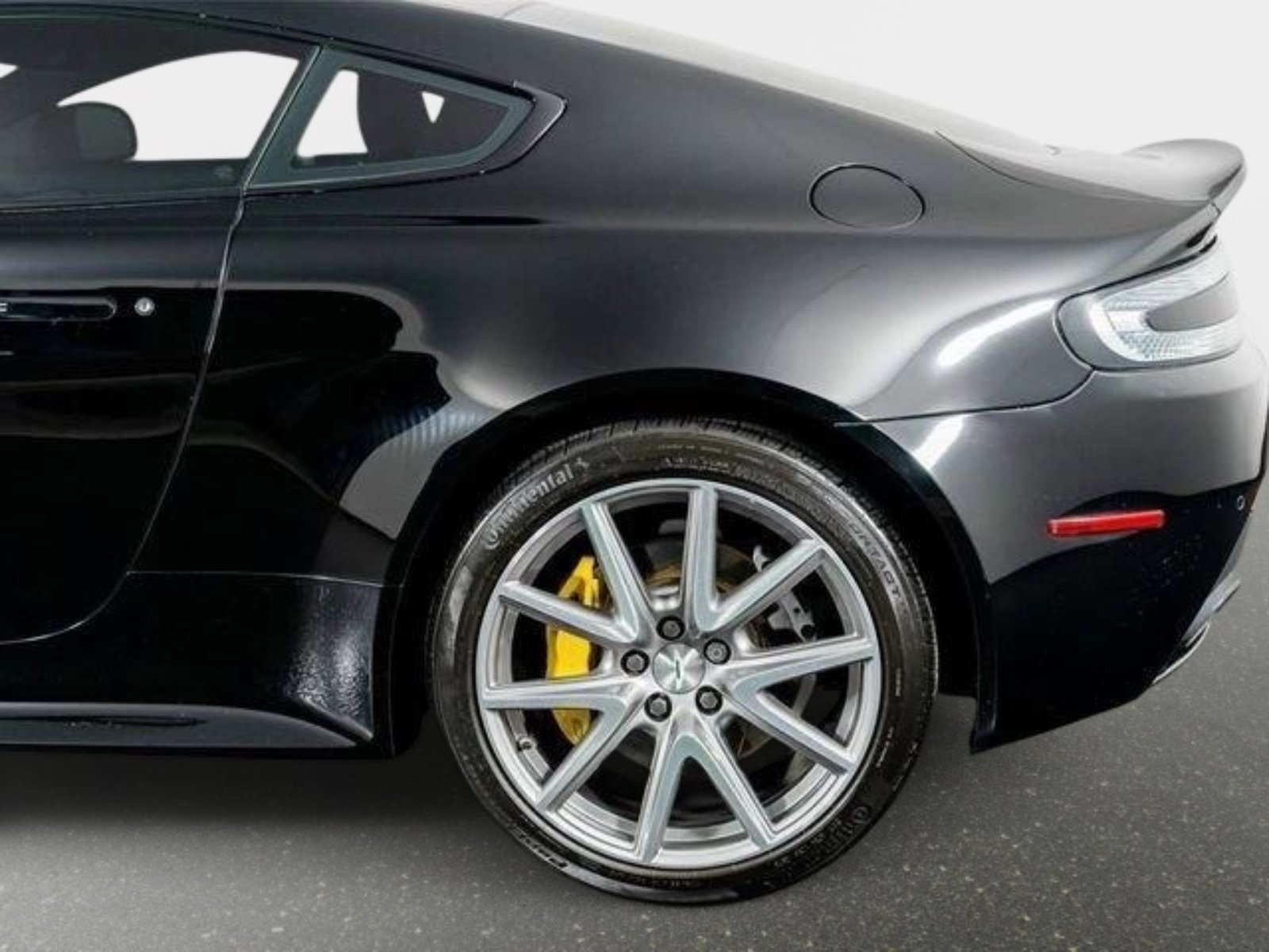 Used 2015 Aston Martin V8 Vantage GT RWD image 16