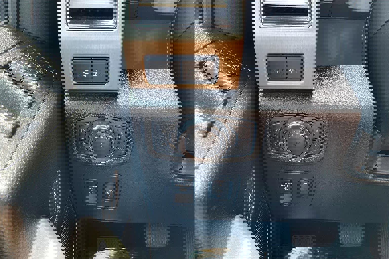 Used 2019 Ford F150 Platinum w/ Equipment Group 701A Luxury image 32