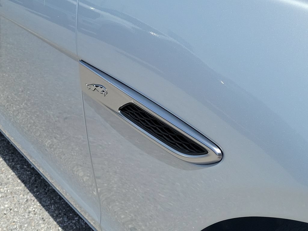 Used 2022 Jaguar XF SE RWD image 8