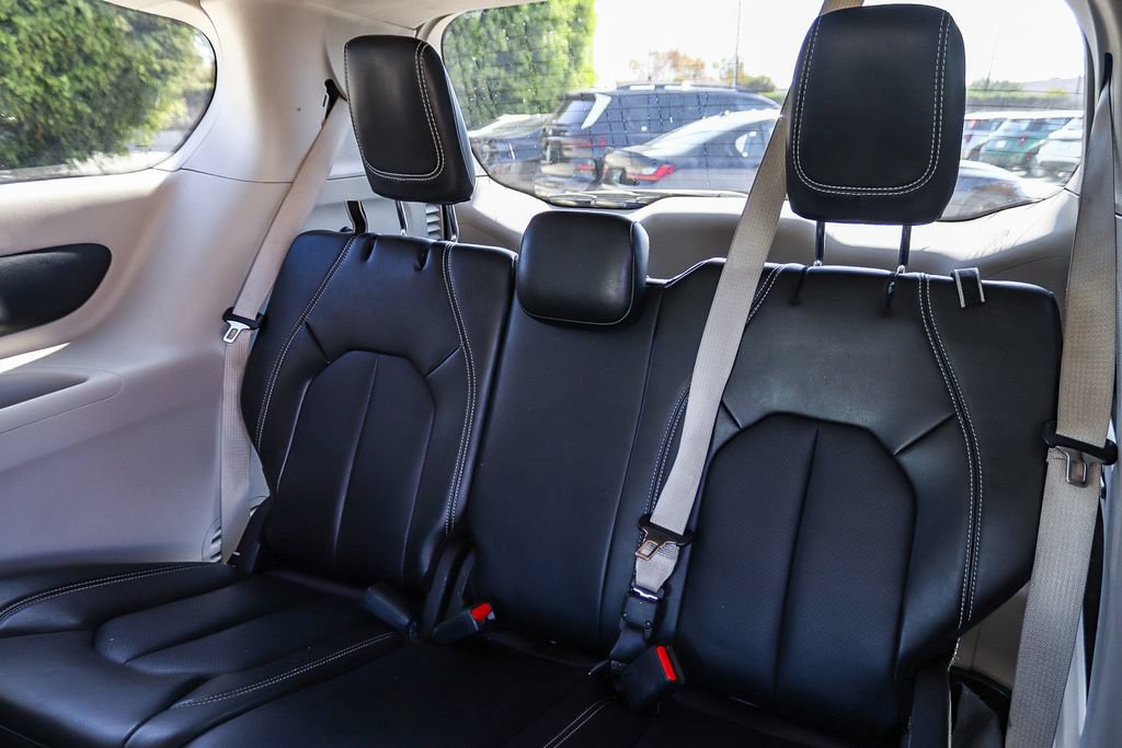 Used 2024 Chrysler Pacifica Touring-L FWD image 21