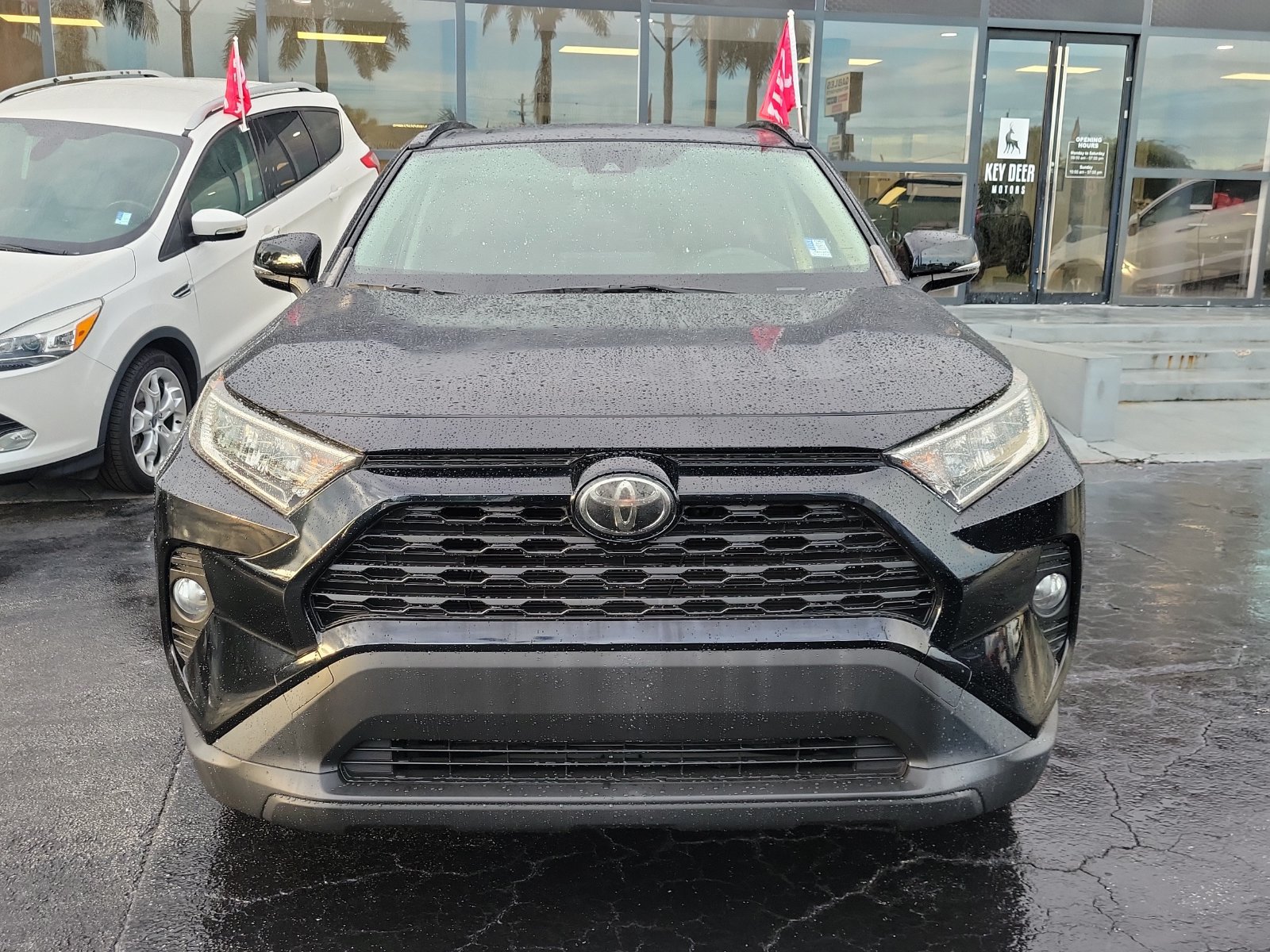 Used 2019 Toyota RAV4 XLE w/ Convenience Package FWD image 2