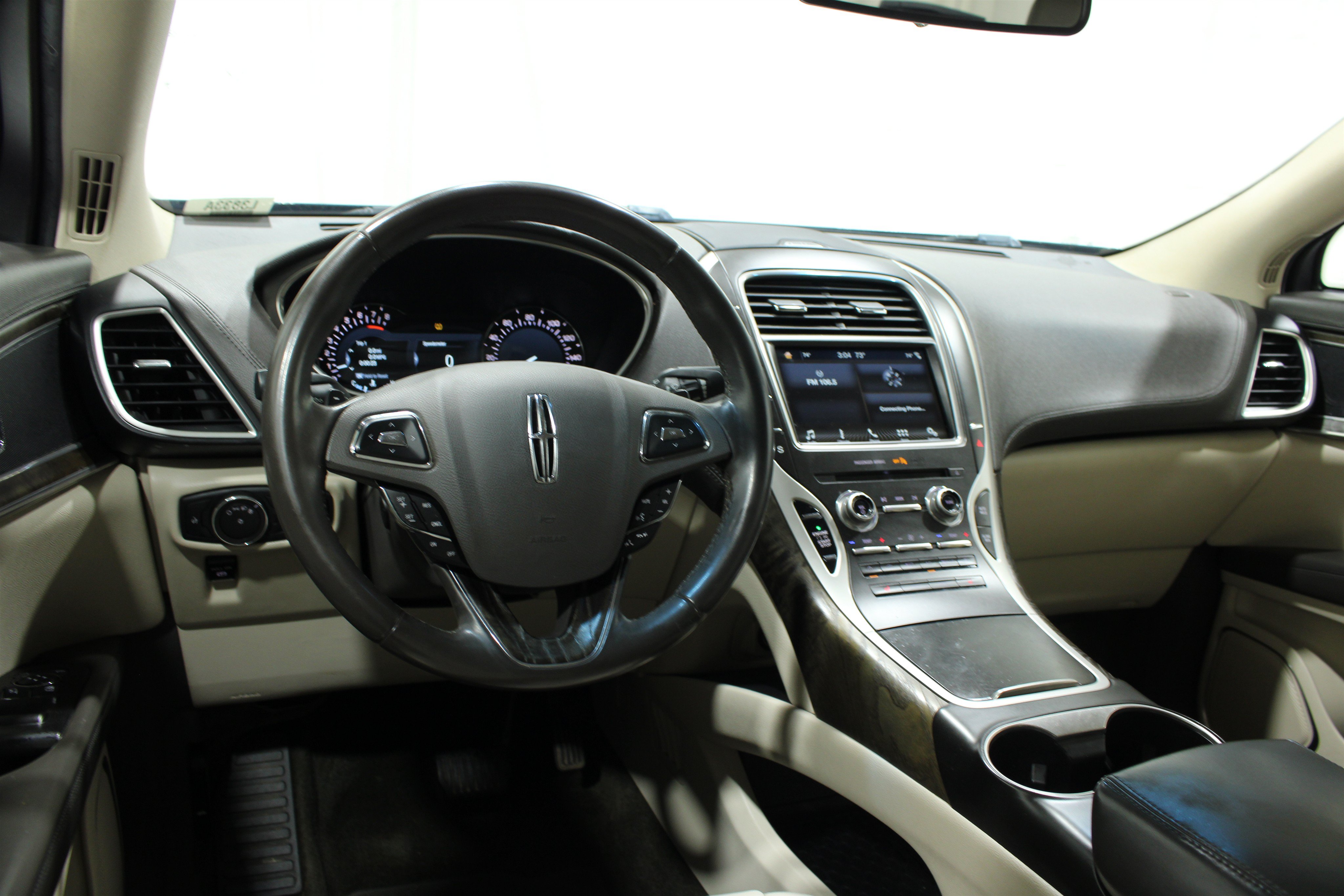 Used 2017 Lincoln MKX Select w/ Enhanced Security Package FWD image 2