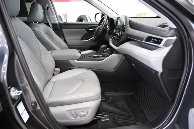 Used 2021 Toyota Highlander XLE AWD/4WD image 11