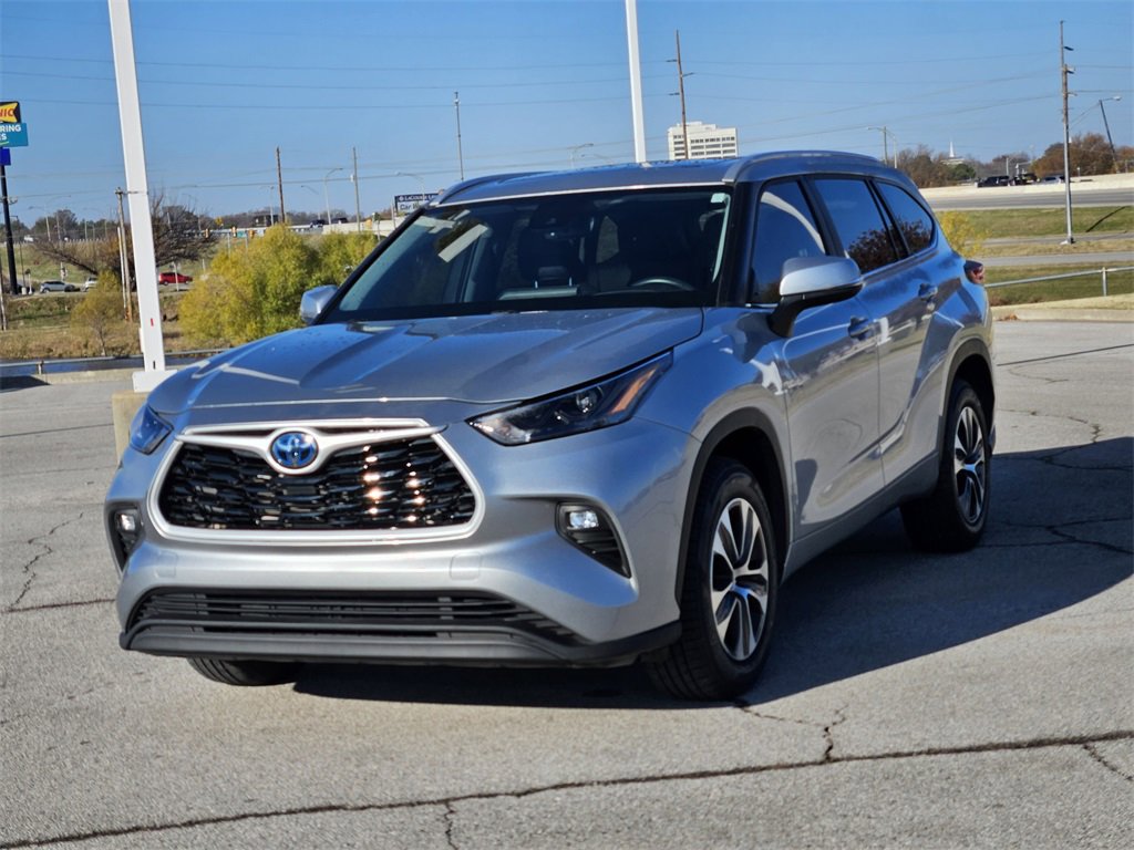 Certified 2023 Toyota Highlander XLE image 2