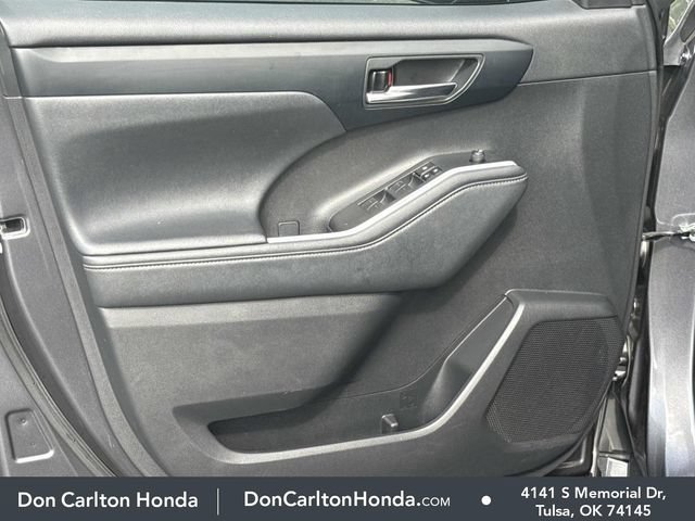 Used 2024 Toyota Highlander XSE FWD image 11