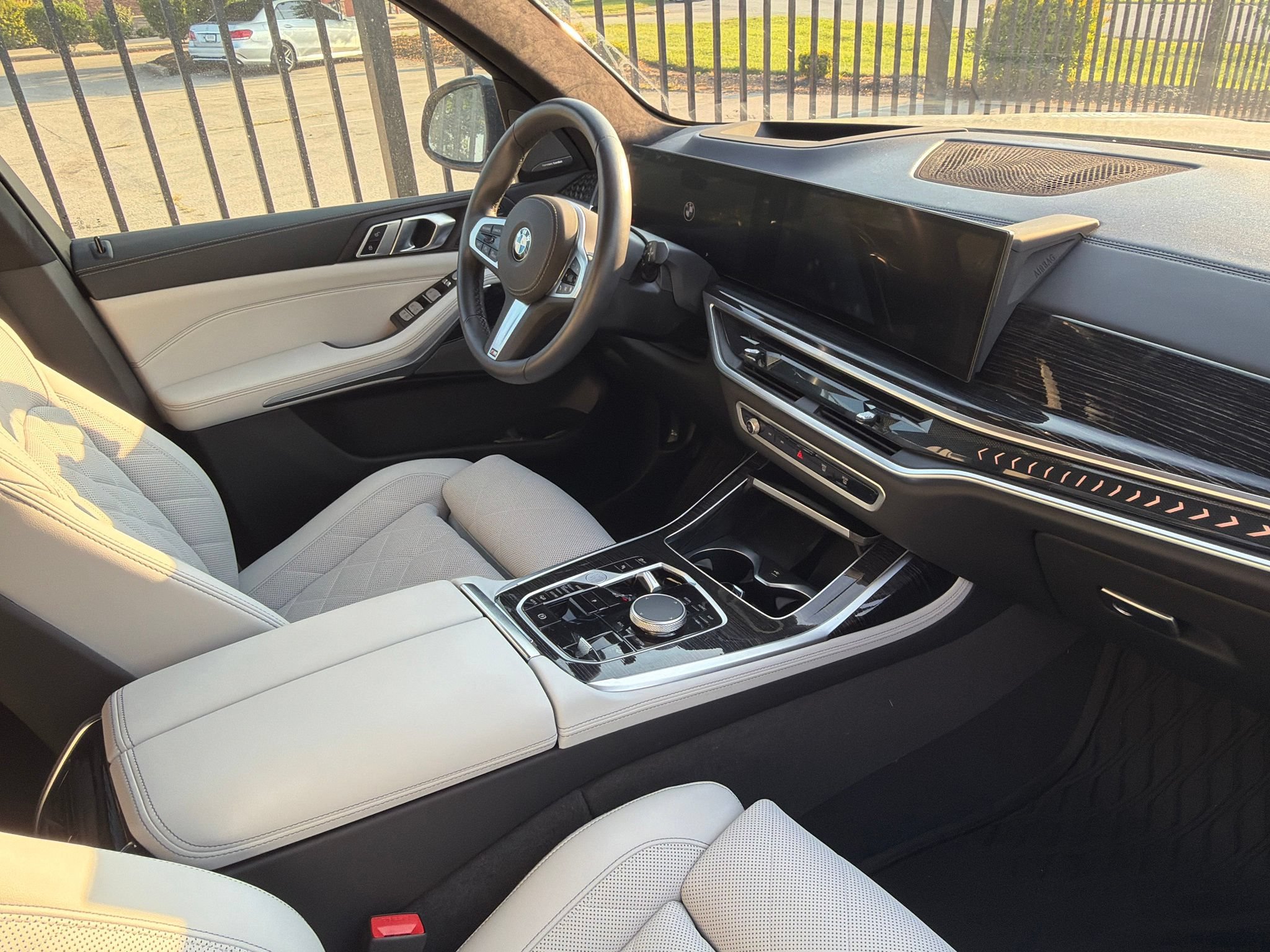 Used 2025 BMW X7 xDrive40i w/ M Sport Package AWD/4WD image 7