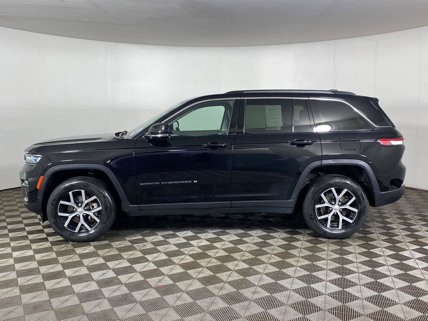 Used 2024 Jeep Grand Cherokee Limited AWD/4WD image 27