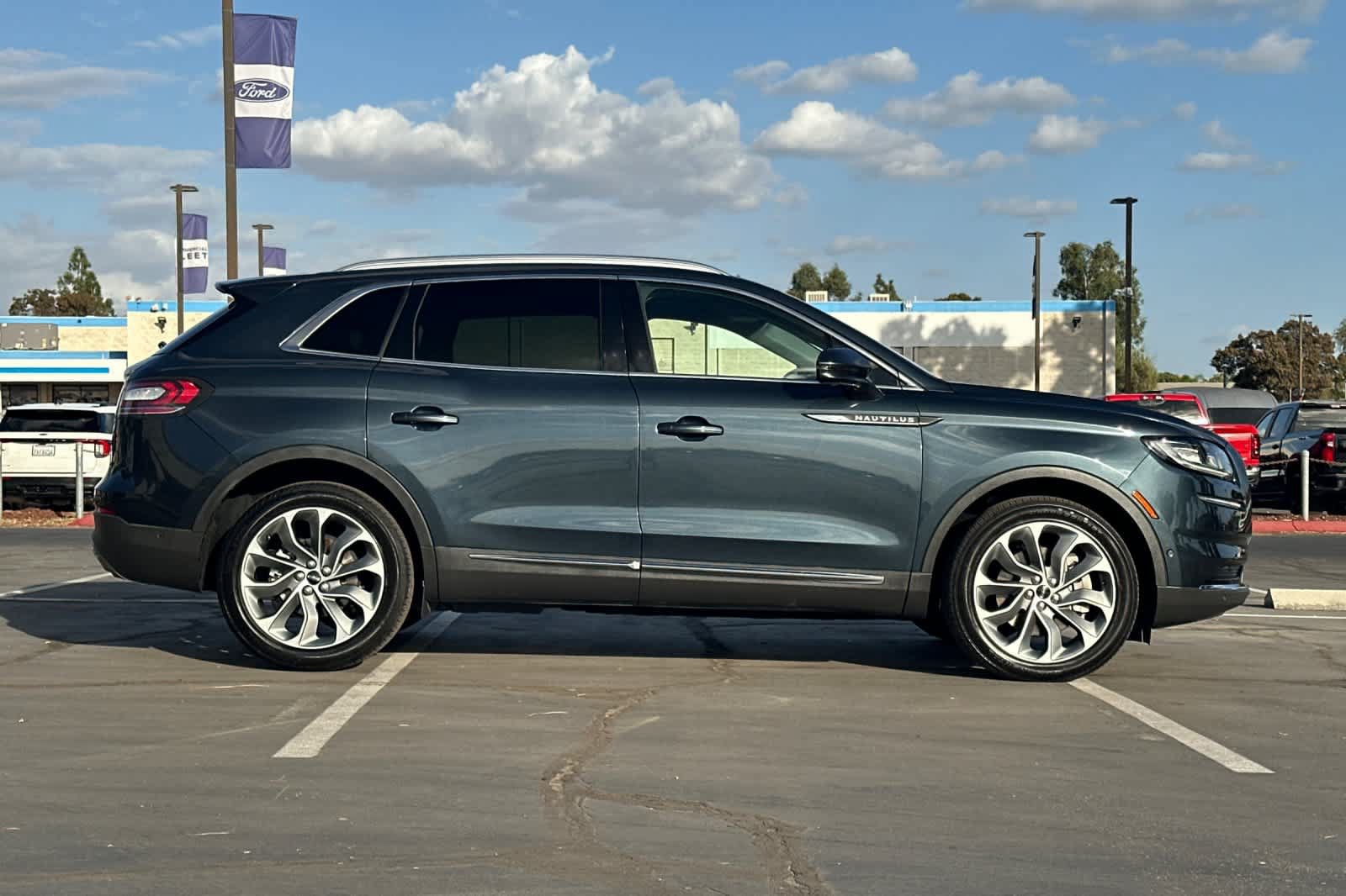 Used 2022 Lincoln Nautilus Reserve w/ Equipment Group 201A FWD image 9