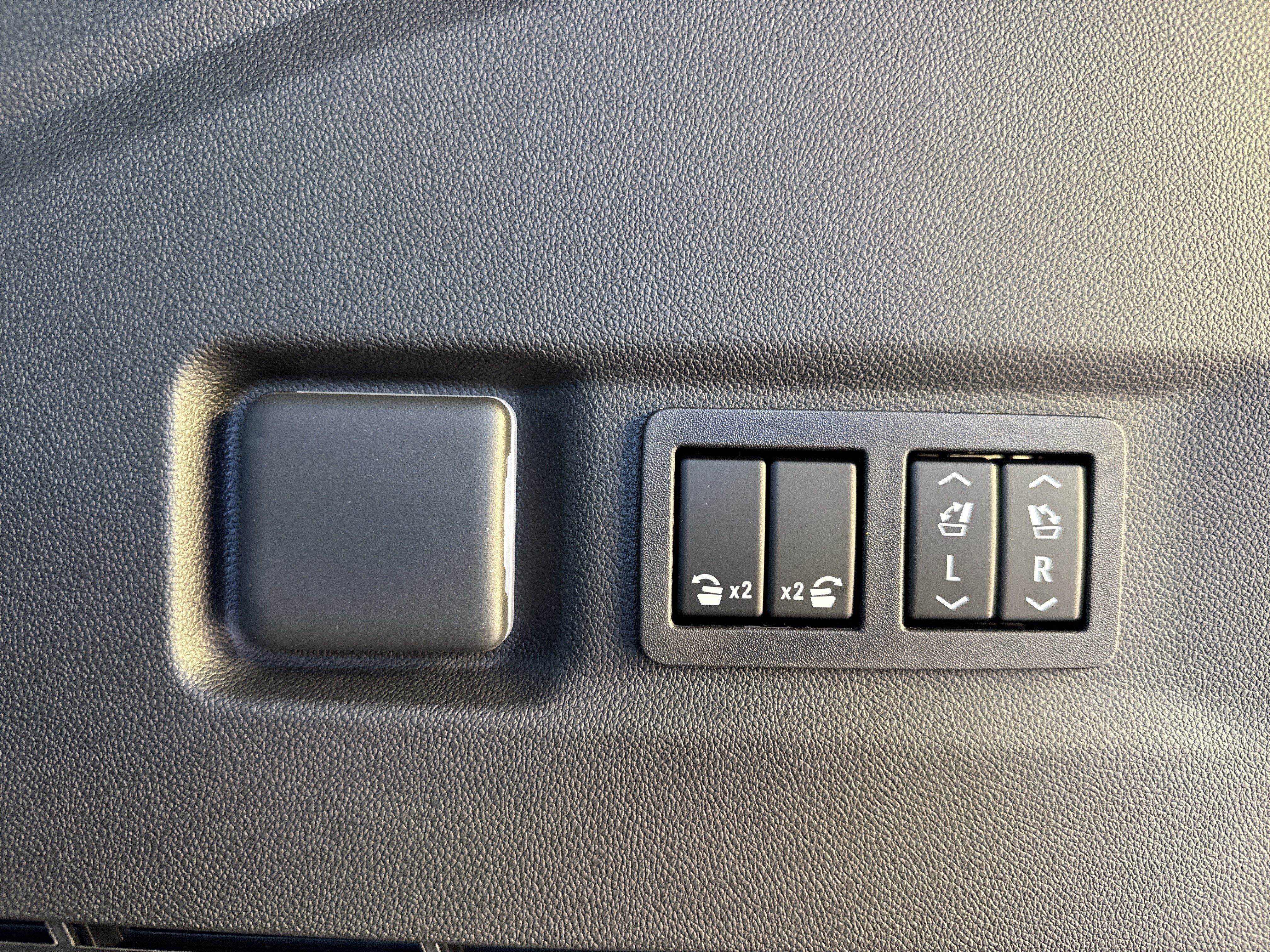 New 2026 GMC Yukon XL AT4 Ultimate AWD/4WD image 38