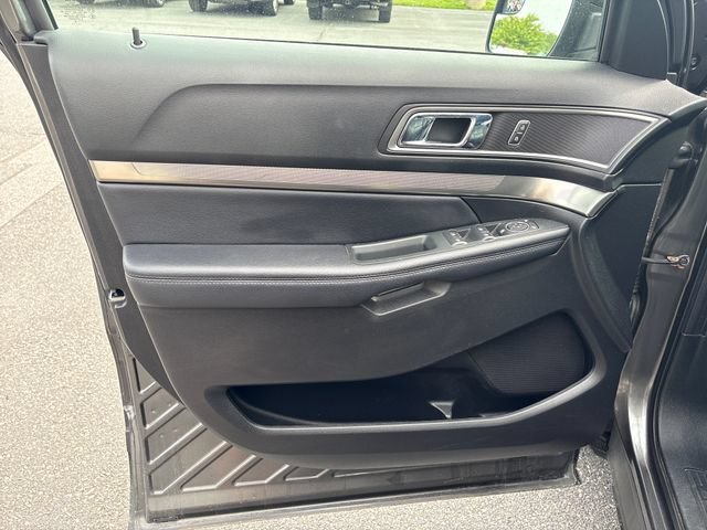 Used 2018 Ford Explorer XLT w/ Equipment Group 202A AWD/4WD image 15