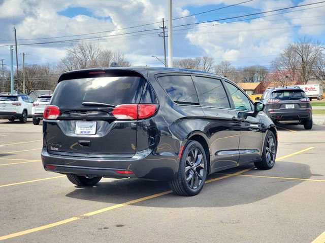 Used 2019 Chrysler Pacifica Touring Plus w/ S Appearance Package FWD image 2
