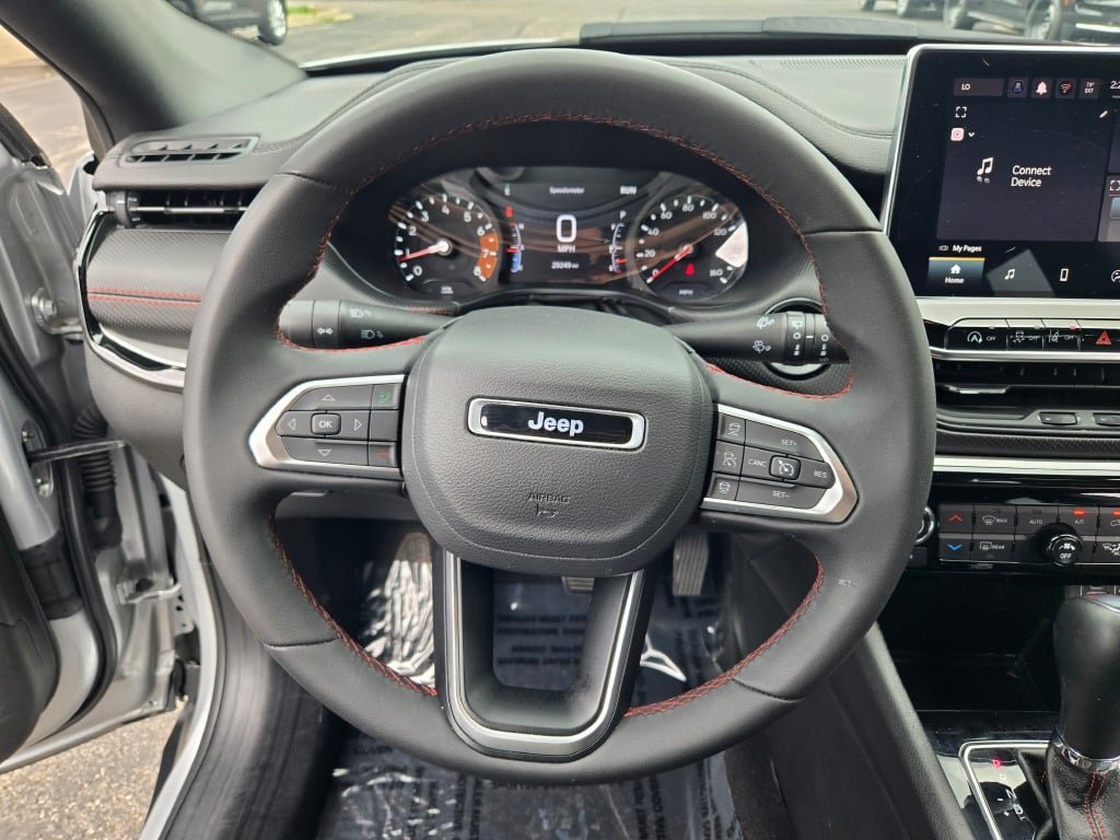 Used 2025 Jeep Compass Trailhawk AWD/4WD image 32