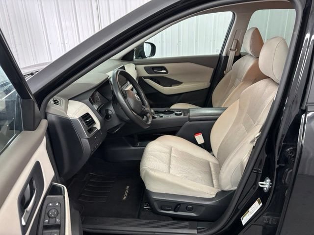 Used 2025 Nissan Rogue SV AWD/4WD image 2