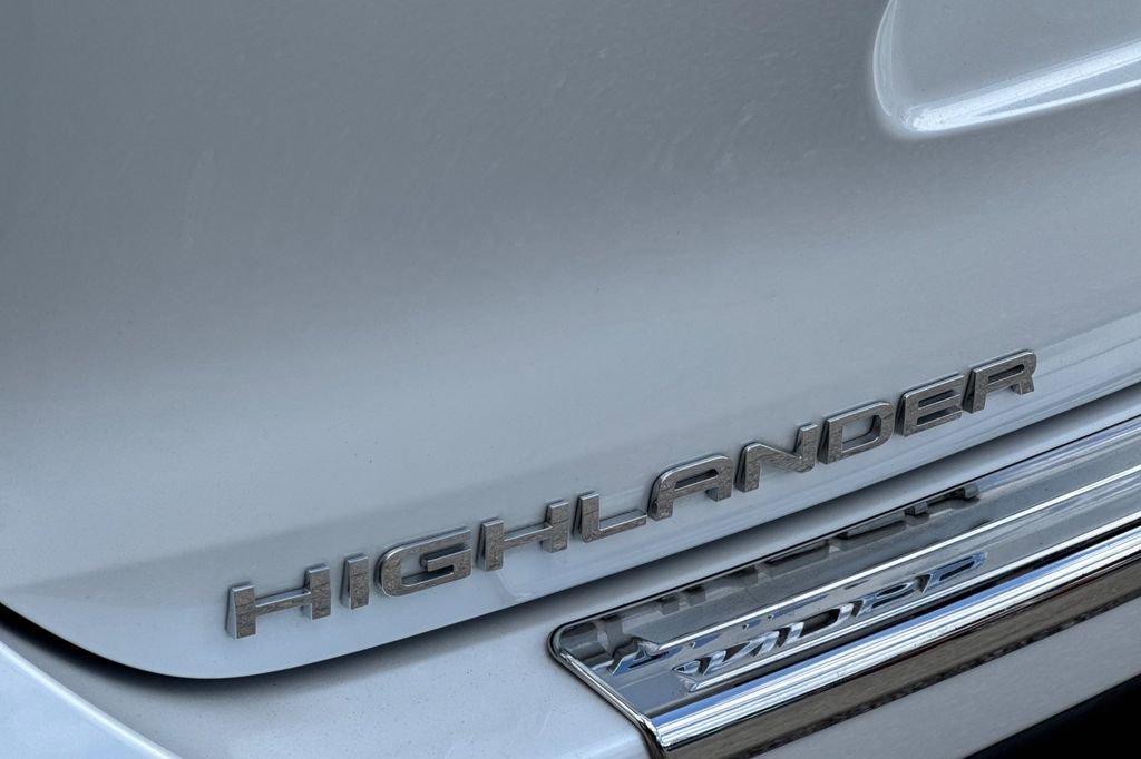 Used 2023 Toyota Highlander LE FWD image 27