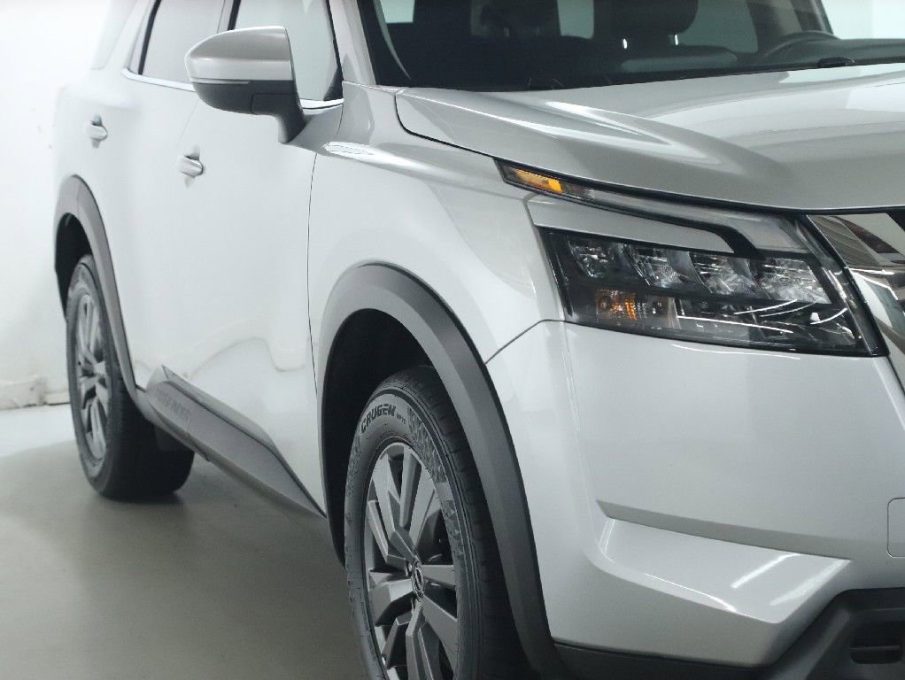 Certified 2025 Nissan Pathfinder SV FWD image 9