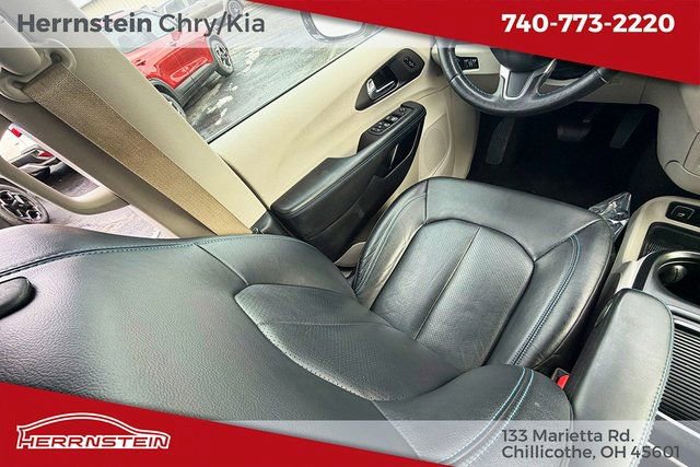 Used 2021 Chrysler Pacifica Touring-L image 10