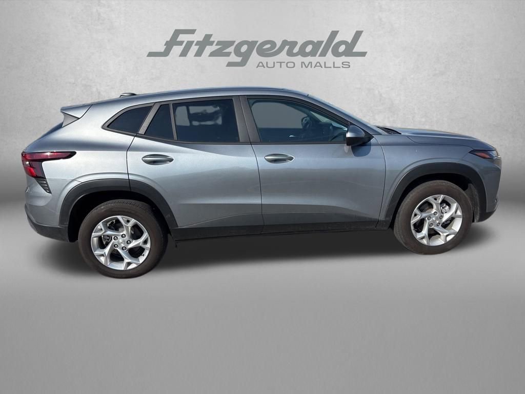 Used 2025 Chevrolet Trax LS w/ LS Convenience Package FWD image 6