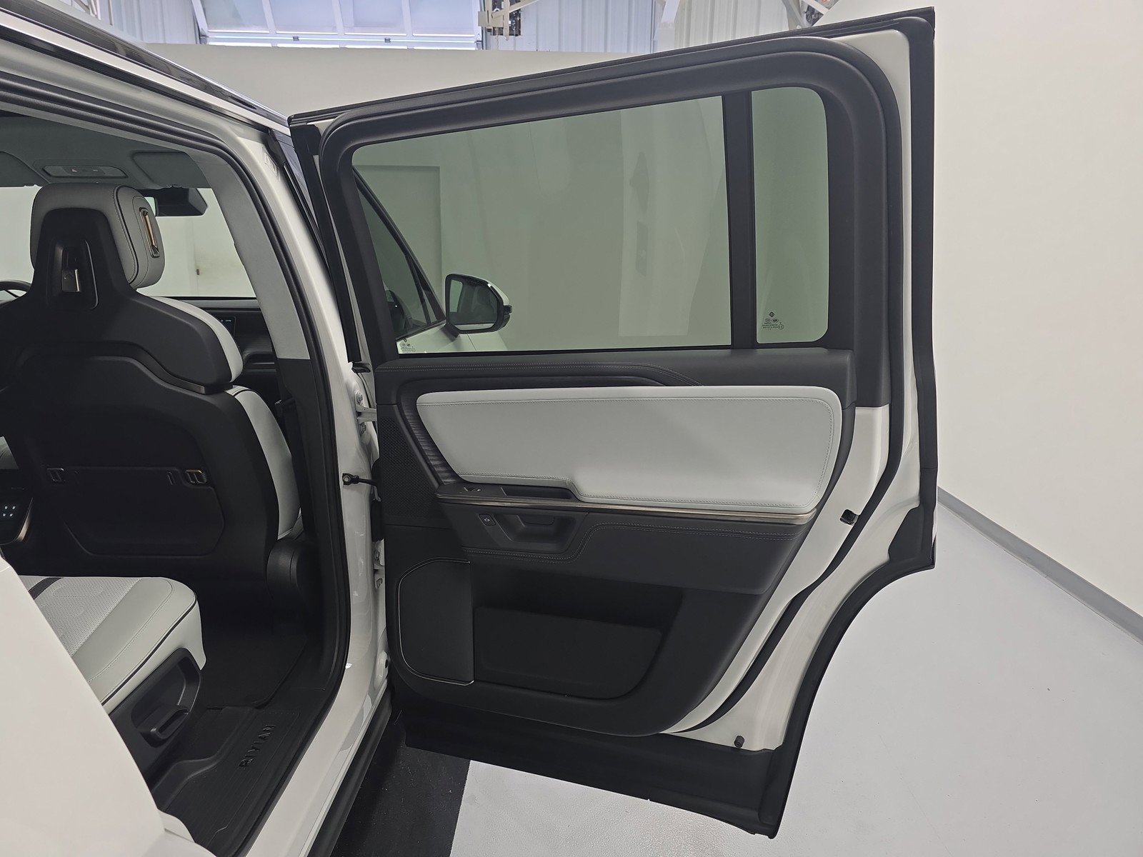 Used 2025 Rivian R1S Adventure AWD/4WD image 19