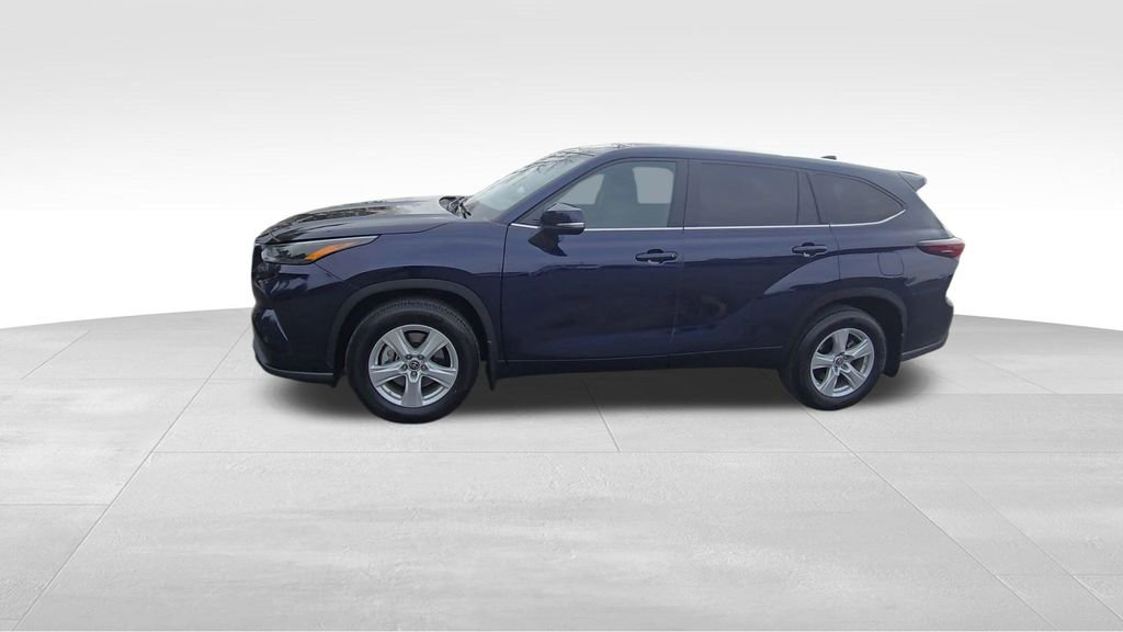 Used 2024 Toyota Highlander LE image 4
