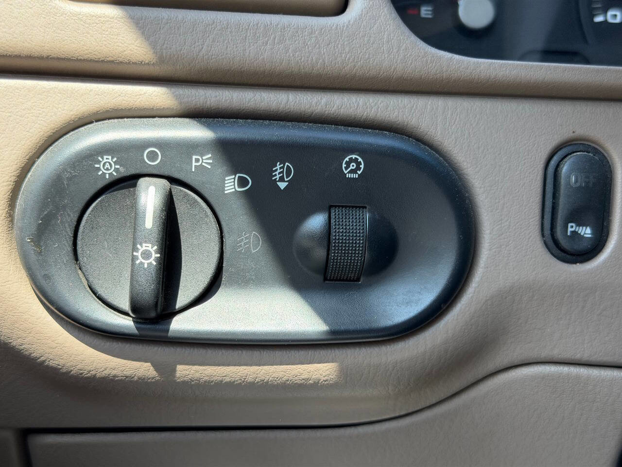 Used 2005 Ford Explorer Eddie Bauer AWD/4WD image 19