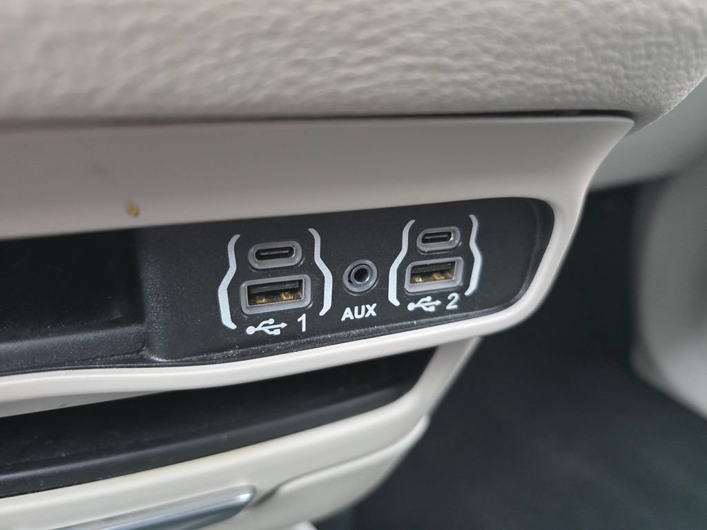 Used 2023 Chrysler Pacifica Touring-L FWD image 29