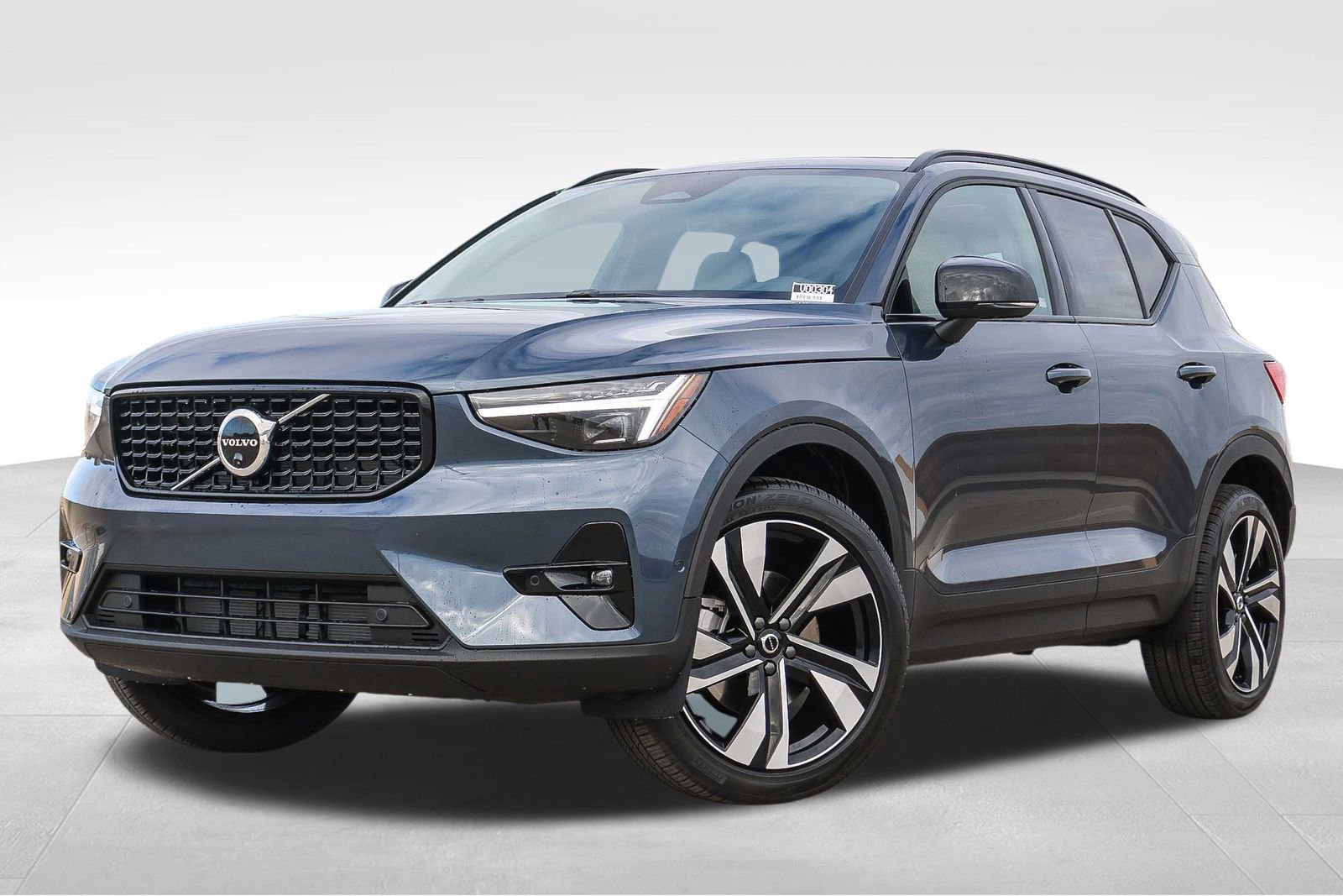 New 2026 Volvo XC40 B5 Ultra w/ Climate Package