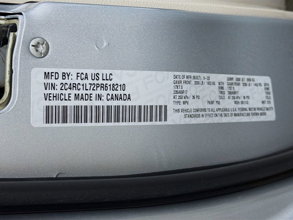 Used 2023 Chrysler Pacifica Touring-L FWD image 32