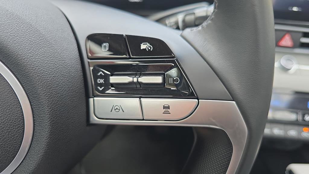 Certified 2025 Hyundai Elantra Limited FWD image 15