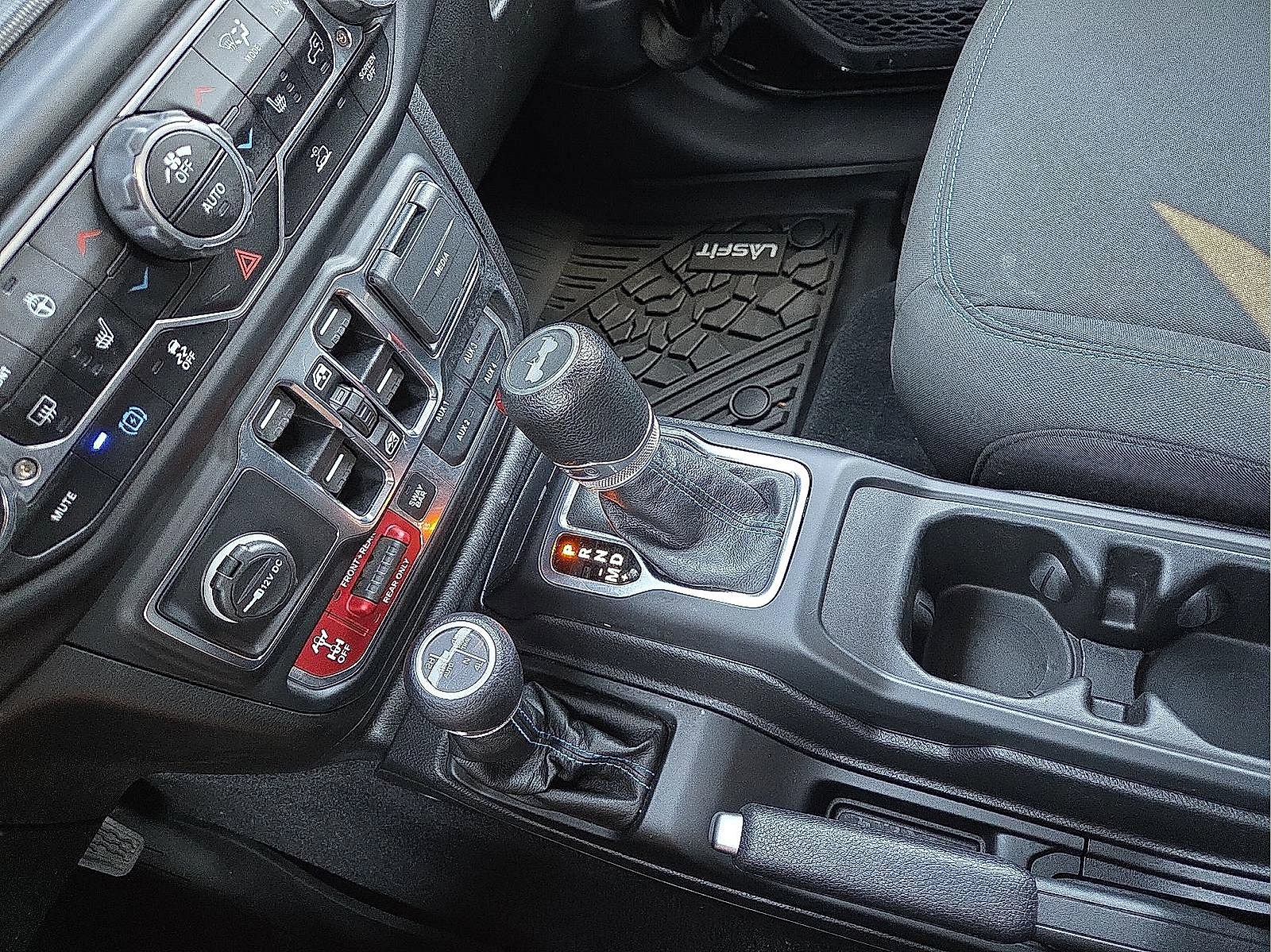 Used 2023 Jeep Wrangler Unlimited Rubicon 4xe w/ Cold Weather Group AWD/4WD image 25