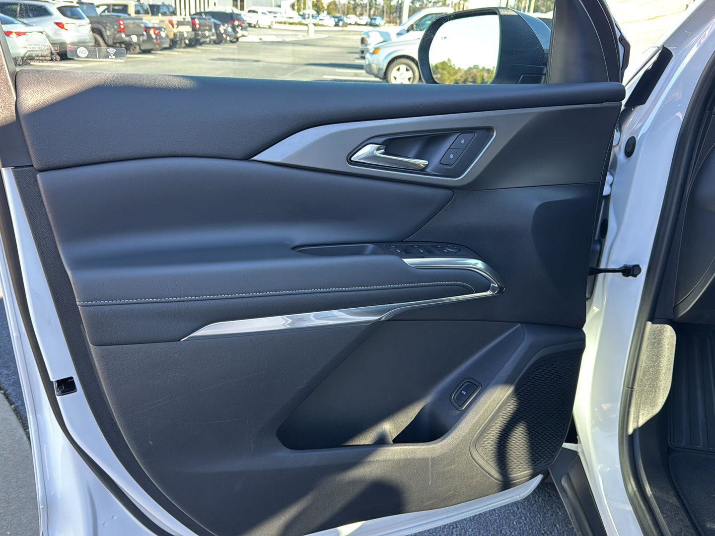 Used 2025 Chevrolet Traverse LT image 14