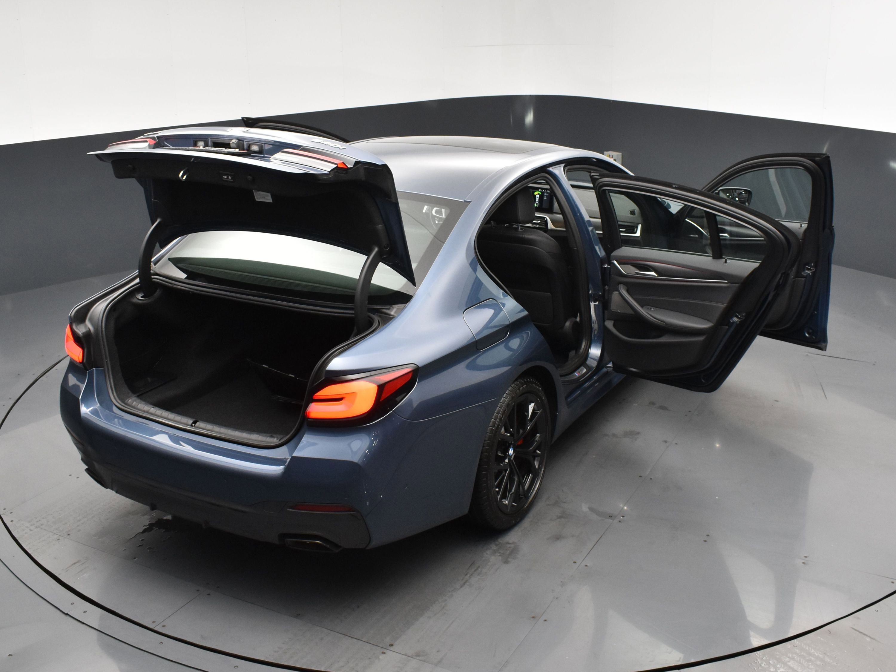 Used 2023 BMW 540i xDrive w/ M Sport Package image 28