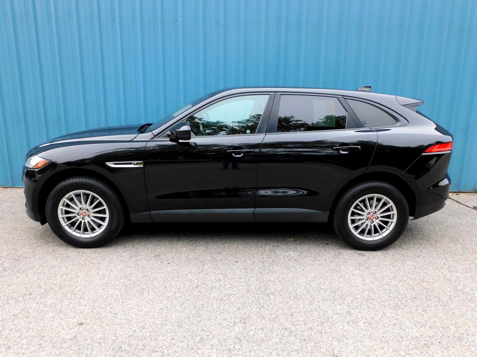 Used 2017 Jaguar F-PACE image 2