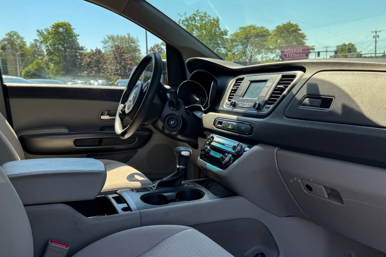 Used 2018 Kia Sedona L FWD image 13