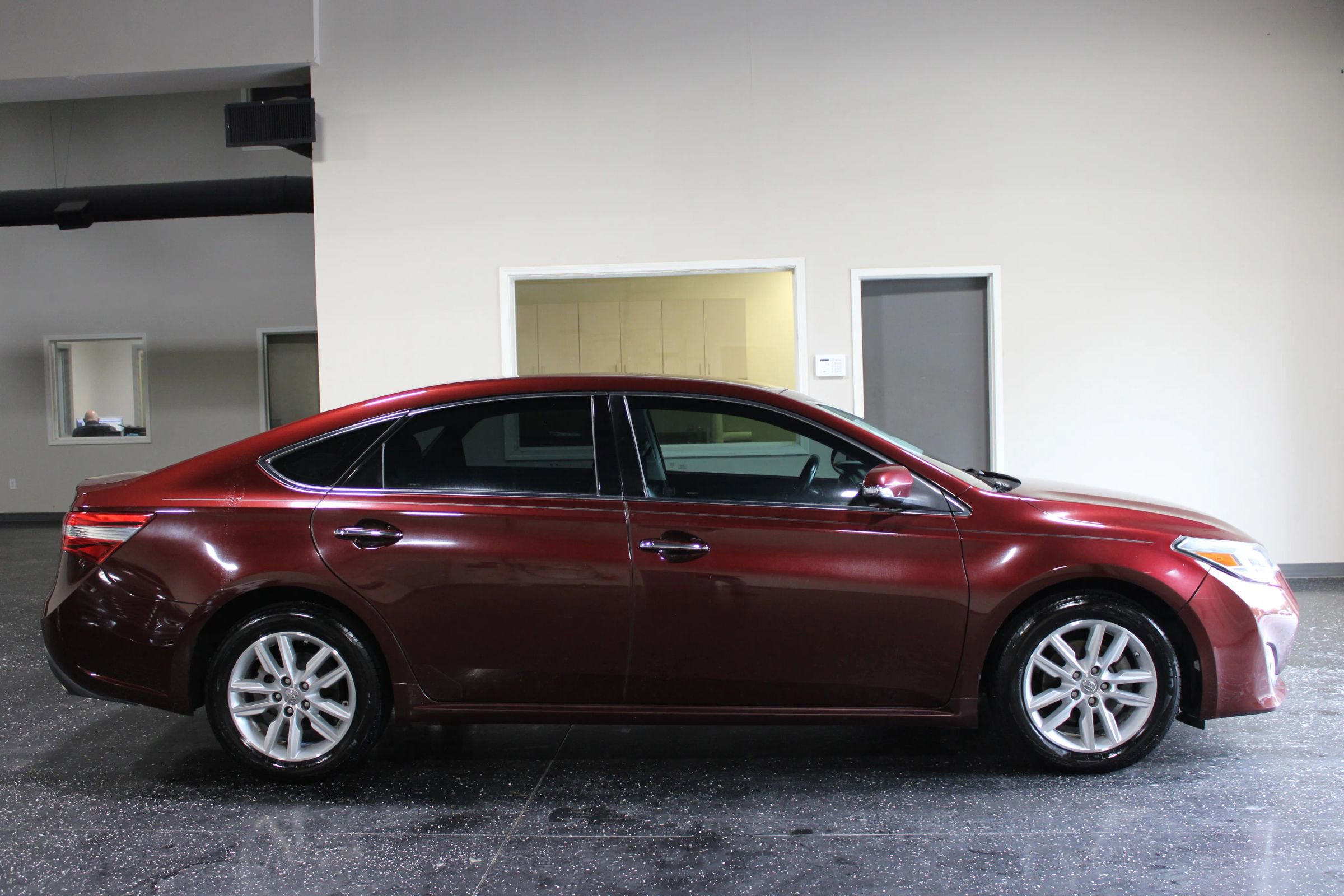 Used 2013 Toyota Avalon XLE FWD image 2