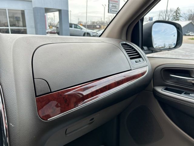 Used 2012 Chrysler Town & Country Limited image 44