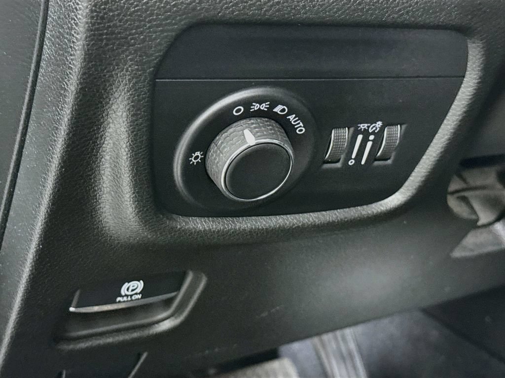Used 2023 Jeep Grand Cherokee Laredo w/ Luxury Tech Group I AWD/4WD image 19