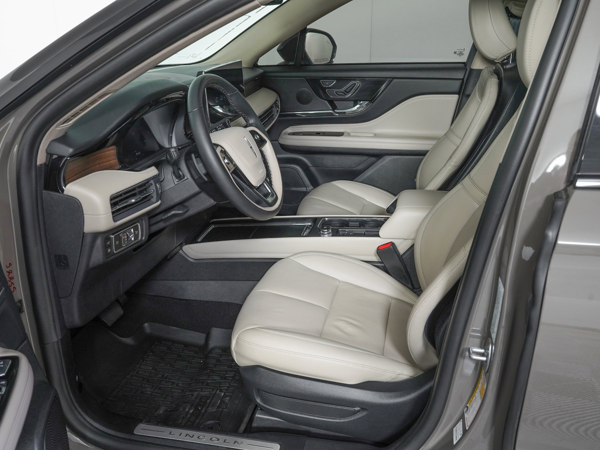 Used 2025 Lincoln Corsair Grand Touring w/ Jet Appearance Package image 14