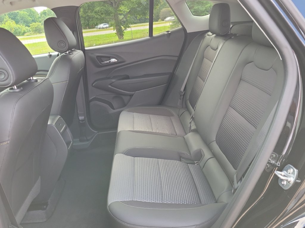 Used 2025 Chevrolet Trax LT w/ LT Convenience Package FWD image 26