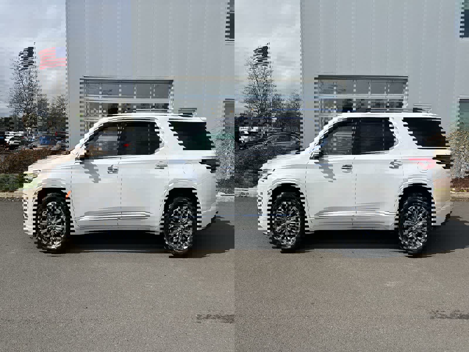 Used 2023 Chevrolet Traverse Premier image 2