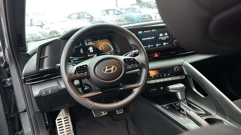Used 2025 Hyundai Elantra Sport image 13