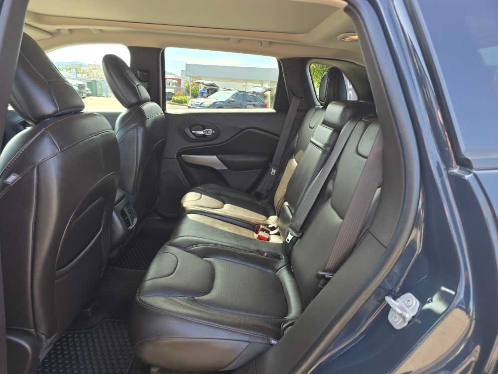Used 2017 Jeep Cherokee Trailhawk AWD/4WD image 16